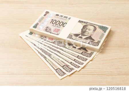 テーブルに置かれた106万円 120516818