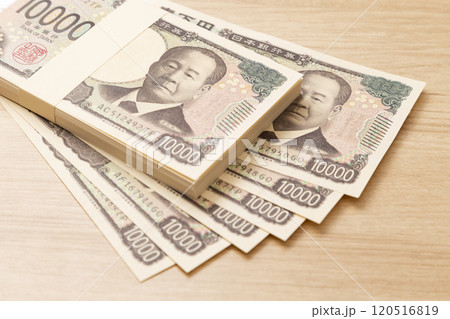 テーブルに置かれた106万円 120516819