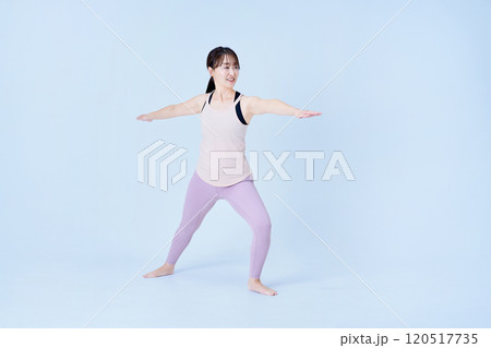 ヨガのポーズをする女性 ヨガのポーズをする女性 120517735