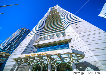 日本の横浜都市景観 桜木町駅前の横浜ランドマークタワーや横浜ロイヤルパークホテルなどを望む＝23日 120517806