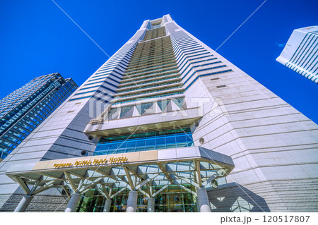 日本の横浜都市景観 桜木町駅前の横浜ランドマークタワーや横浜ロイヤルパークホテルなどを望む＝23日 120517807