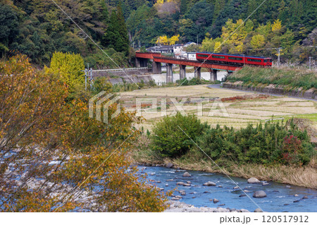 紅葉の玖珠川を渡るJRキハ185系特急「ゆふ」 紅葉の玖珠川を渡るJRキハ185系特急「ゆふ」 120517912