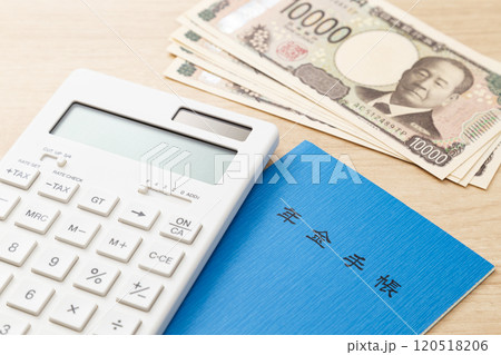 電卓と年金手帳とお金 120518206