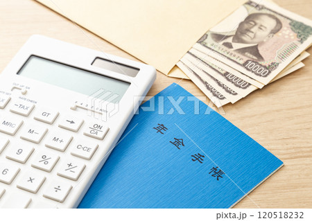 電卓と年金手帳とお金 電卓と年金手帳とお金 120518232