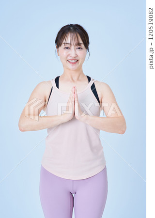 ヨガのポーズの合掌をする女性 ヨガのポーズの合掌をする女性 120519082