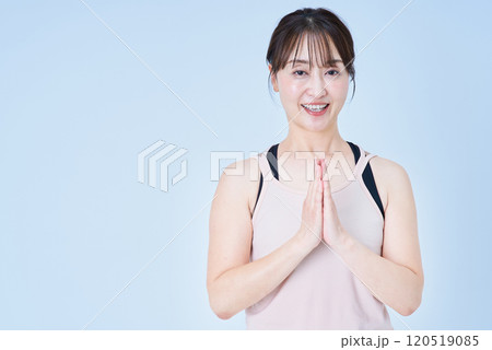 ヨガのポーズの合掌をする女性 ヨガのポーズの合掌をする女性 120519085