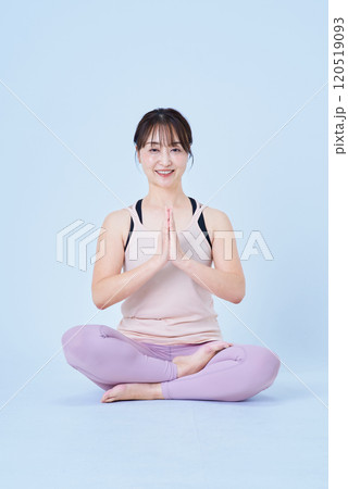 ヨガのポーズの合掌をする女性 120519093