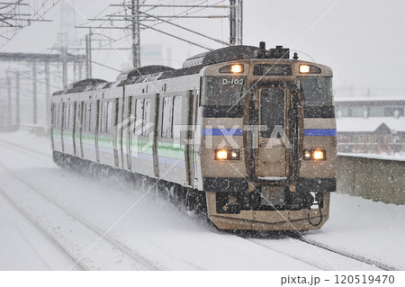 函館本線　稲積公園　JR北海道　キハ201系　D-103編成（苗穂） 120519470