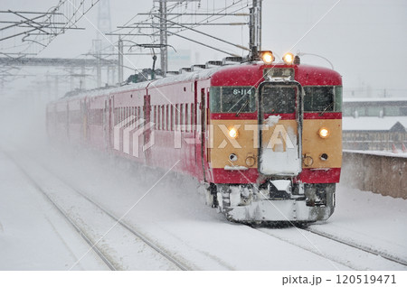 函館本線　稲積公園　JR北海道　711系　S-114+S-110編成（札幌） 120519471