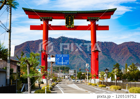 新潟・彌彦神社の大鳥居 120519752