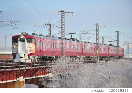 函館本線　幌向－上幌向　JR北海道　711系　S-110+S-114編成（札幌） 120519851