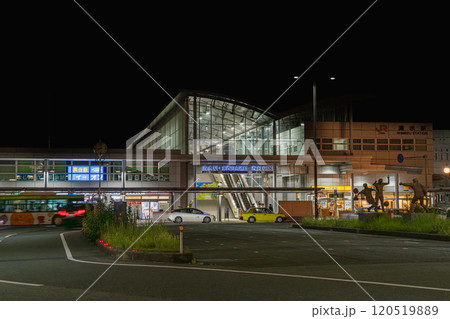 夜の明かりが灯るJR清水駅西口前のロータリーと近代的な都市風景(静岡県) 夜の明かりが灯るJR清水駅西口前のロータリーと近代的な都市風景(静岡県) 120519889