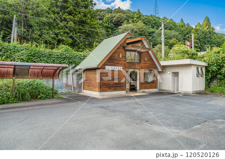 新城市にある森の中にある飯田線三河大野駅の風景(愛知県) 120520126