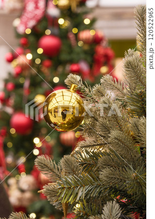 金色に輝くクリスマスツリー 金色に輝くクリスマスツリー 120522965