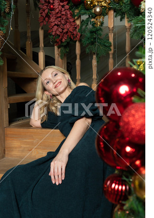 snow hat walk sit tree holiday snowman smile tinsel decor prize red ladder winter wait steps recreation 120524340