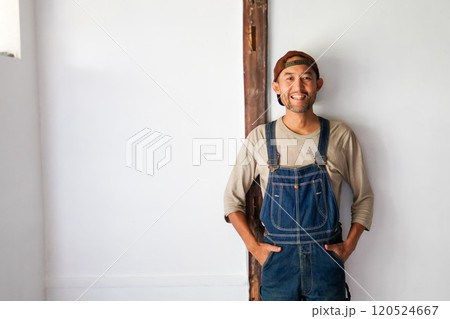 リフォームしたての屋内で笑顔の男性 リフォームしたての屋内で笑顔の男性 120524667