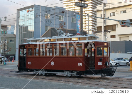 広島市を走る広島電鉄路面電車 120525619