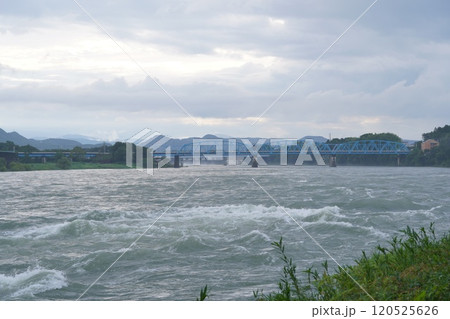 雨上がりに撮影した木曽川と太田橋 120525626