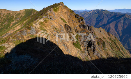 晩秋の谷川岳・トマノ耳から見るオキノ耳 120525962