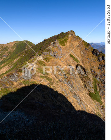 晩秋の谷川岳・トマノ耳から見るオキノ耳 120525963
