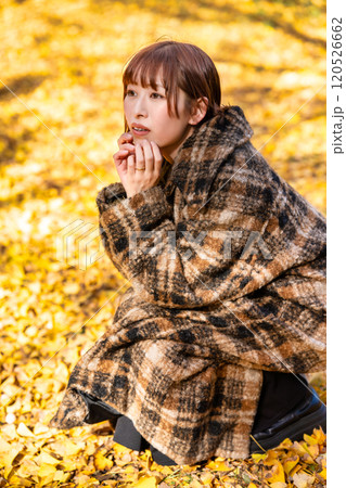 紅葉狩りを楽しむ若い女性 120526662