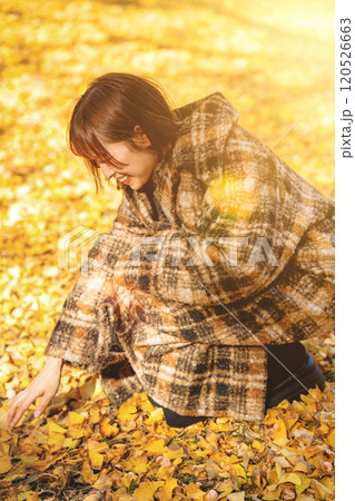 紅葉狩りを楽しむ若い女性 120526663