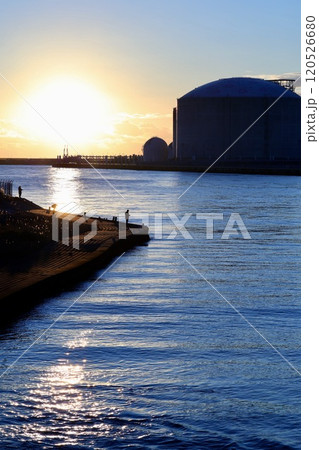 日立LNG基地からの朝日 120526680