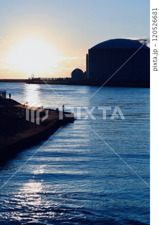 日立LNG基地からの朝日 120526681