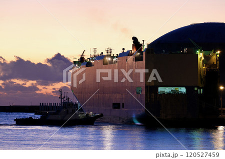 早朝の自動車輸送船とタグボート　　日立港 120527459