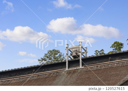高野山金剛峯寺　屋根上の防火「天水桶」 120527615