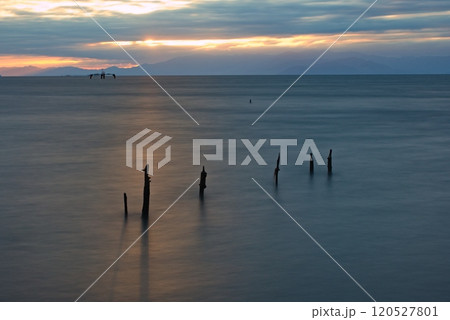 琵琶湖の静かな夕暮れ 120527801