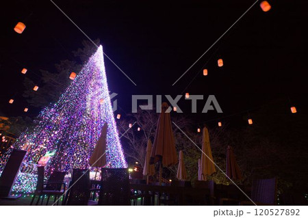 カラフルなイルミネーション 120527892