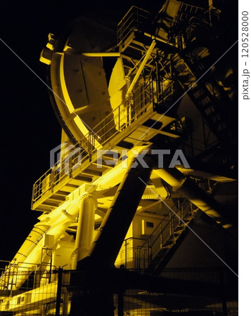 ライトアップされた電波望遠鏡アンテナ ライトアップされた電波望遠鏡アンテナ 120528000