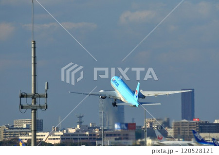 福岡空港を離陸する航空機 120528121