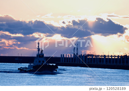 早朝のタグボート 120528189