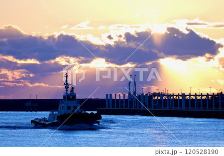 早朝のタグボート 120528190