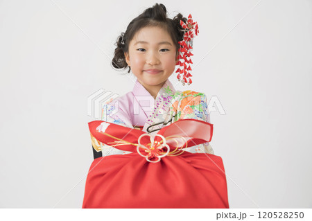 お年賀を渡す着物姿の子供 お年賀を渡す着物姿の子供 120528250