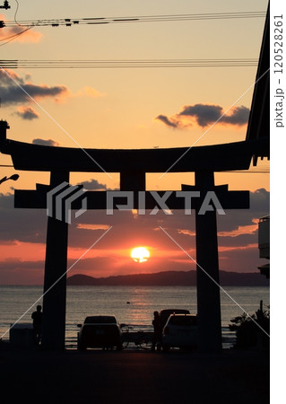 鳥居に沈む夕日 鳥居に沈む夕日 120528261