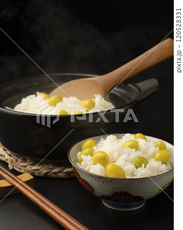 ぎんなんの炊き込みご飯　銀杏ご飯　土鍋で炊いた銀杏ご飯 120528331