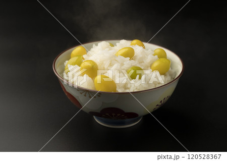 ぎんなんの炊き込みご飯　茶碗に盛り付けた銀杏ご飯 120528367
