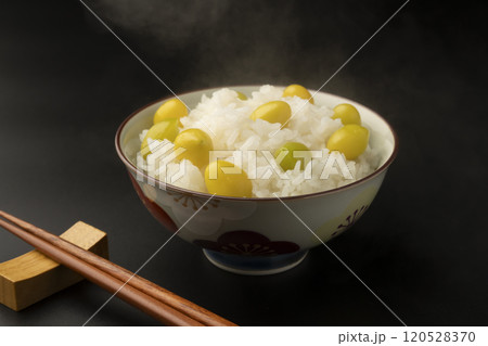 ぎんなんの炊き込みご飯　茶碗に盛り付けた銀杏ご飯 120528370