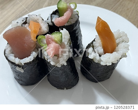 刺身がはみ出した手巻き寿司 刺身がはみ出した手巻き寿司 120528371