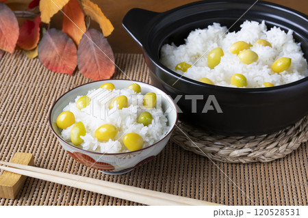 ぎんなんの炊き込みご飯　銀杏ご飯　土鍋で炊いた銀杏ご飯 120528531
