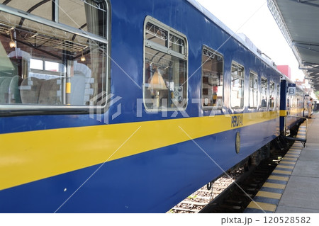 【ペルー】プーノ駅のチチカカトレイン 【ペルー】プーノ駅のチチカカトレイン 120528582