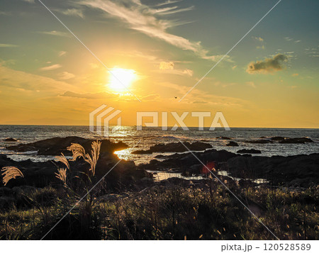 房総半島伊戸の海に沈む夕日 房総半島伊戸の海に沈む夕日 120528589