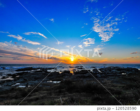 房総半島伊戸の海に沈む夕日 房総半島伊戸の海に沈む夕日 120528590