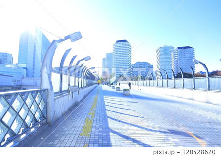 川口駅の東口と西口を結ぶ遊歩道 京浜東北線川口駅の風景 川口駅の東口と西口を結ぶ遊歩道 京浜東北線川口駅の風景 120528620