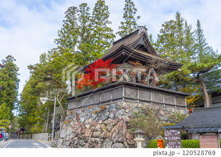高野山金剛峯寺 紅葉に包まれた六時の鐘 高野山金剛峯寺 紅葉に包まれた六時の鐘 120528769