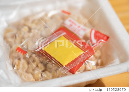 ひきわり納豆のパックイメージ　(写真素材) 120528970