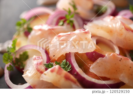 西洋料理の日本風アレンジの代表例の魚類のカルパッチョ 西洋料理の日本風アレンジの代表例の魚類のカルパッチョ 120529150